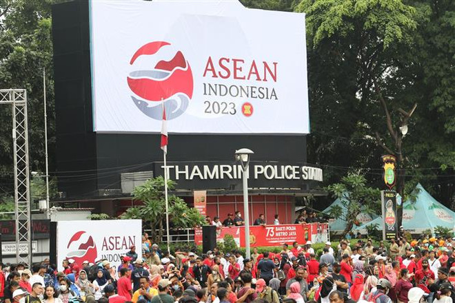 Ápphích cổ động Năm Chủ tịch ASEAN Indonesia 2023. (Ảnh: Hữu Chiến/TTXVN) Lãnh đạo 11 nước sẽ tham dự Hội nghị Cấp cao ASEAN 42 ở Labuan Bajo ảnh 1