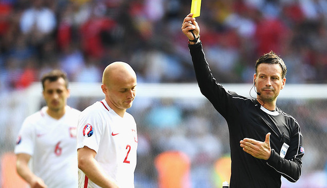 Trọng tài Mark Clattenburg. (Nguồn: Getty Images) Những nét nổi bật của vòng đấu loại trực tiếp EURO 2016 ảnh 6