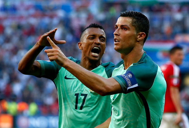 Cristiano Ronaldo (phải) chia vui với Nani sau khi ghi bàn thắng vào lưới đội Hungary ở vòng bảng. (Nguồn: EPA/TTXVN) Những nét nổi bật của vòng đấu loại trực tiếp EURO 2016 ảnh 4