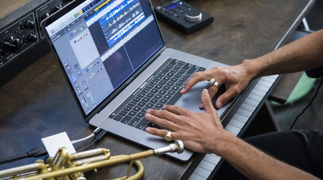 Apple bất ngờ tung ra MacBook Pro mới với bộ xử lý nhanh hơn ảnh 1