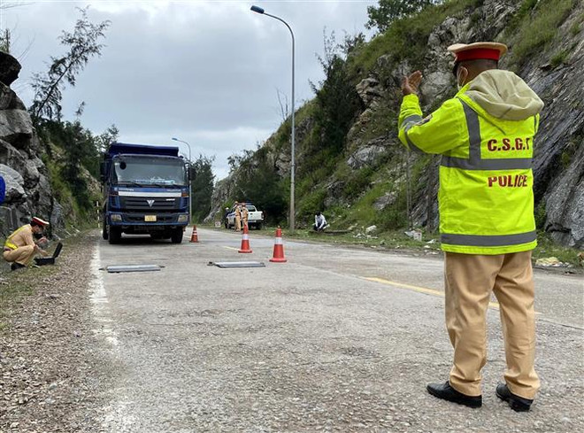 Quảng Ngãi: Xe quá khổ, quá tải “tung hoành” tại Khu kinh tế Dung Quất ảnh 1