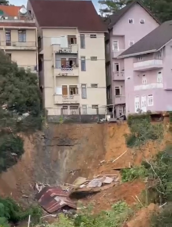 Sạt lở đèo Mimosa Đà Lạt đe dọa nhiều khách sạn và nhà dân ảnh 2