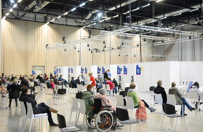 Người dân chờ tiêm vaccine ngừa COVID-19 tại Berlin, Đức, ngày 27/5/2021. (Ảnh: AFP/TTXVN) Tiêm chủng kết hợp vaccine có thể nâng cao hiệu quả chống dịch ảnh 1