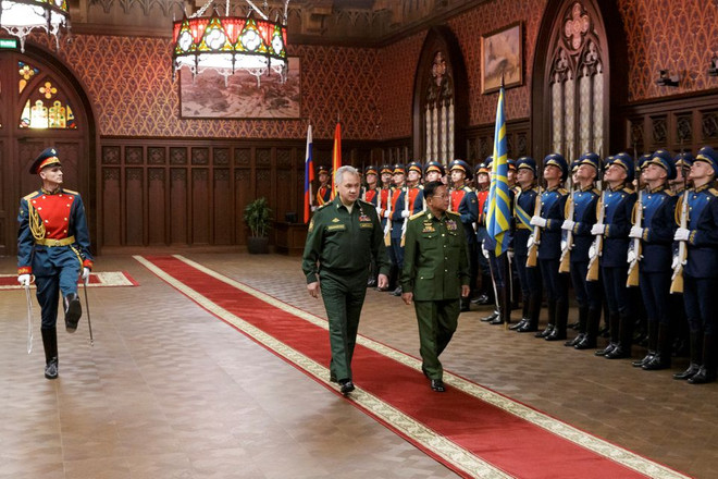 Bộ trưởng Quốc phòng Nga Sergei Shoigu (trái) và Tổng tư lệnh Myanmar Min Aung Hlaing sánh bước qua đội vệ binh danh dự trước cuộc hội đàm tại Moskva (Nga), ngày 22/6/2021. (Nguồn: reuters.com) Myanmar và Nga thảo luận hợp tác trong lĩnh vực quân sự ảnh 1
