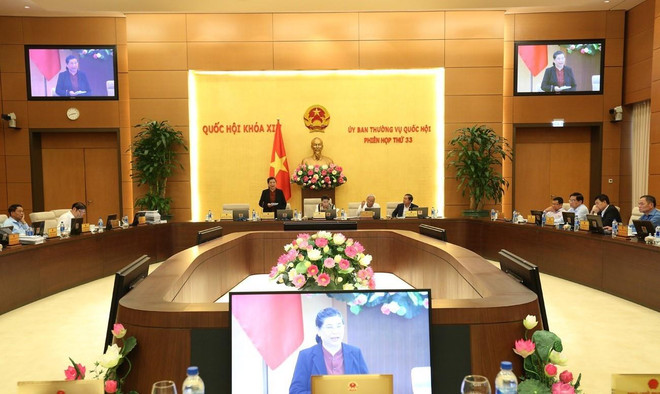 Phó Chủ tịch Thường trực Quốc hội Tòng Thị Phóng phát biểu ý kiến thảo luận. (Ảnh: Dương Giang/TTXVN) Băn khoăn về tính khả thi của quy định hộ chiếu có gắn chíp điện tử ảnh 1