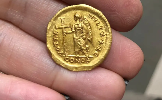 Phát hiện đồng tiền vàng niên đại 1.600 năm tuổi tại Israel ảnh 1