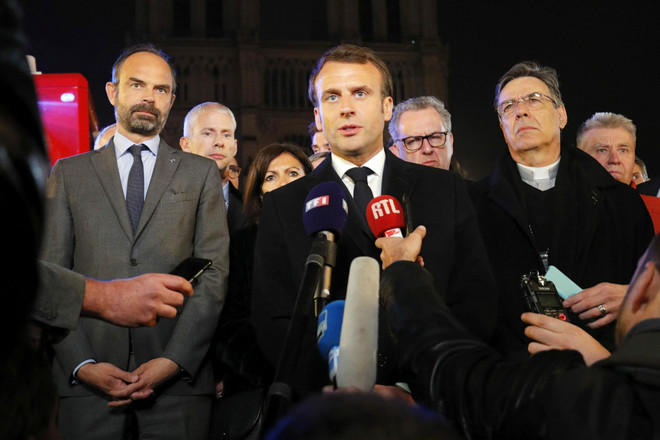 Tổng thống Pháp Emmanuel Macron (giữa), Thủ tướng Edouard Philippe (trái) và Bộ trưởng Văn hóa Franck Riester (thứ 2, trái) thị sát hiện trường vụ cháy Nhà thờ Đức Bà ở Paris ngày 15/4/2019. (Nguồn: AFP/TTXVN) Tổng thống Pháp cam kết phục dựng Nhà thờ Đức Bà trong vòng 5 năm ảnh 1