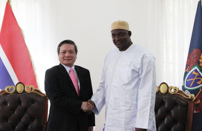 Tổng thống Gambia Adama Barrow và Đại sứ Phạm Quốc Trụ. (Ảnh: TTXVN) Đại sứ Việt Nam Phạm Quốc Trụ trình Quốc thư lên Tổng thống Gambia ảnh 1