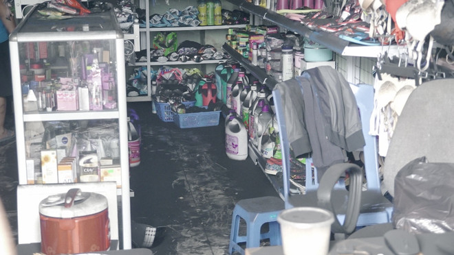 Hiện trường phủ kín bụi đen tại khu đô thị Xa La sau đám cháy lớn ảnh 4