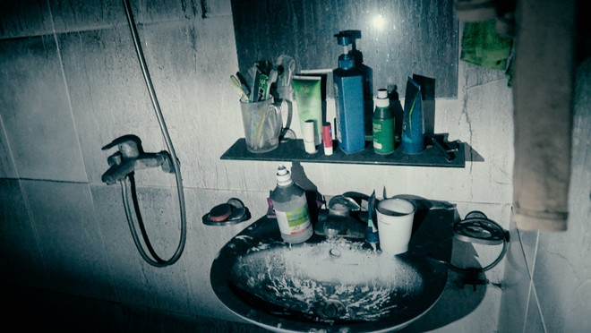 Hiện trường phủ kín bụi đen tại khu đô thị Xa La sau đám cháy lớn ảnh 2