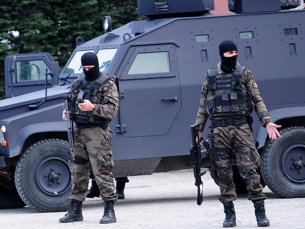 Thổ Nhĩ Kỳ bắt thêm 7 binh sỹ tình nghi vận chuyển vũ khí sang Syria ảnh 1