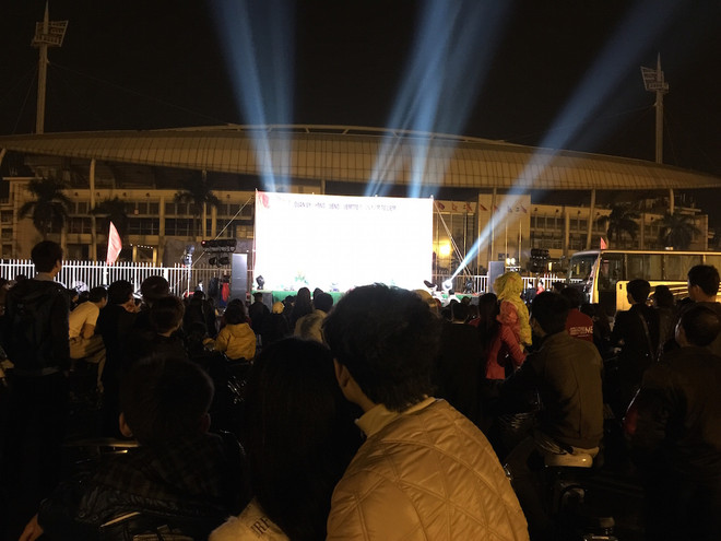 Người Hà Nội háo hức "ngóng" thời khắc đón năm mới Ất Mùi ảnh 3