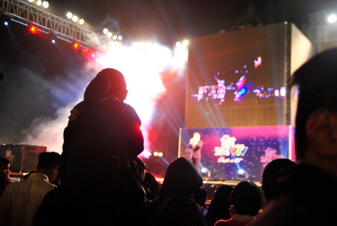 Người Hà Nội háo hức "ngóng" thời khắc đón năm mới Ất Mùi ảnh 2