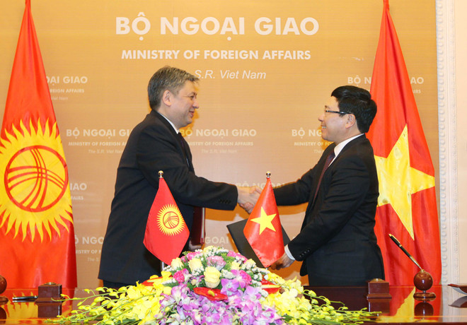 Tổng thống Kyrgyzstan mời Chủ tịch nước thăm chính thức ảnh 1