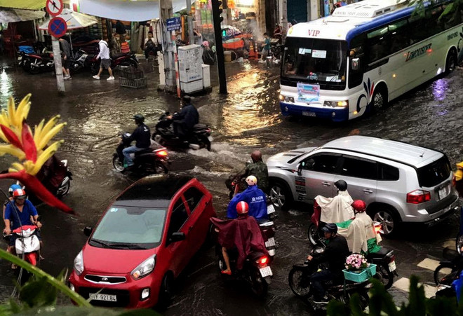 Chiều tối 15/11, các tỉnh phía Nam có mưa to gây ngập cục bộ ảnh 1