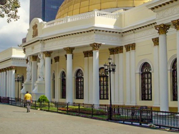 Bốn vụ nổ liên tiếp gần tòa nhà Quốc hội của Venezuela ảnh 1