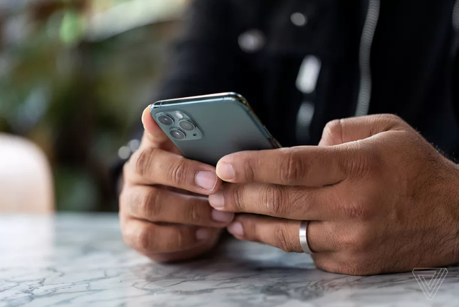 Hàng loạt người dùng ở Mỹ bỗng nhận tin nhắn gửi từ 8 tháng trước ảnh 1