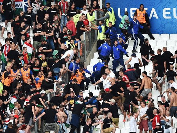 Ẩu đả tiếp tục xảy ra trong trận đấu giữa Iceland và Hungary ảnh 1