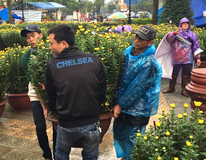 Đường phố Huế vẫn tập người mua kẻ bán vào ngày 30 Tết ảnh 1