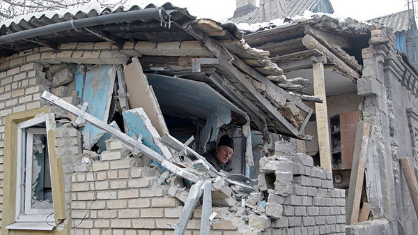 Một ngôi nhà tại khu vực Donetsk bị trúng đạn pháo. (Nguồn: RT) Lính Ukraine đồng loạt nổ súng vào các vị trí của lực lượng ly khai ảnh 1