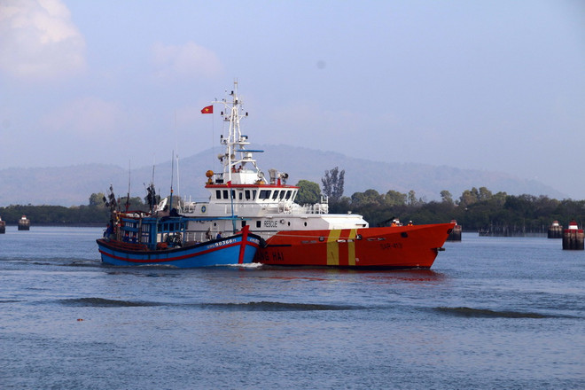 Cứu nạn thành công 10 ngư dân tàu cá bị hỏng máy trên biển ảnh 1