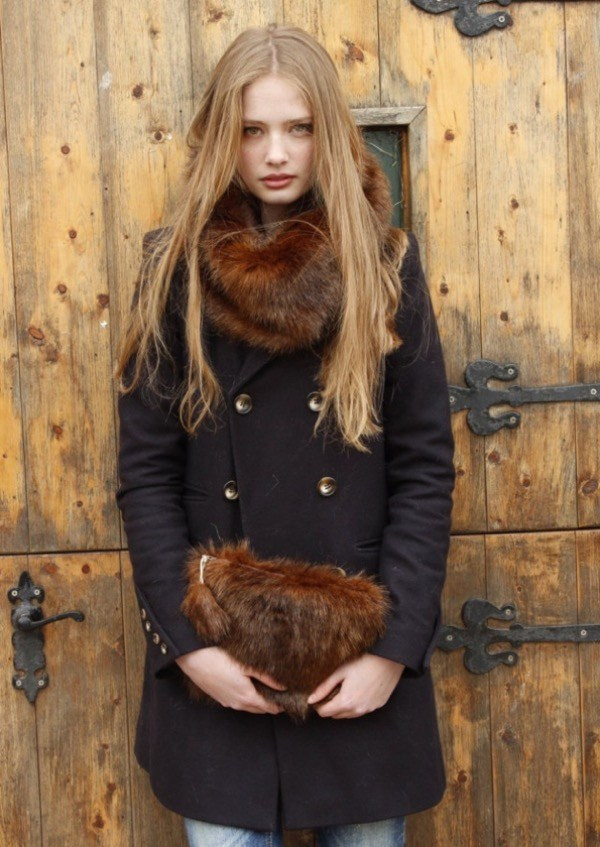 Ví cầm tay lông thú ấm áp và sành điệu cho quý cô mùa lạnh ảnh 8