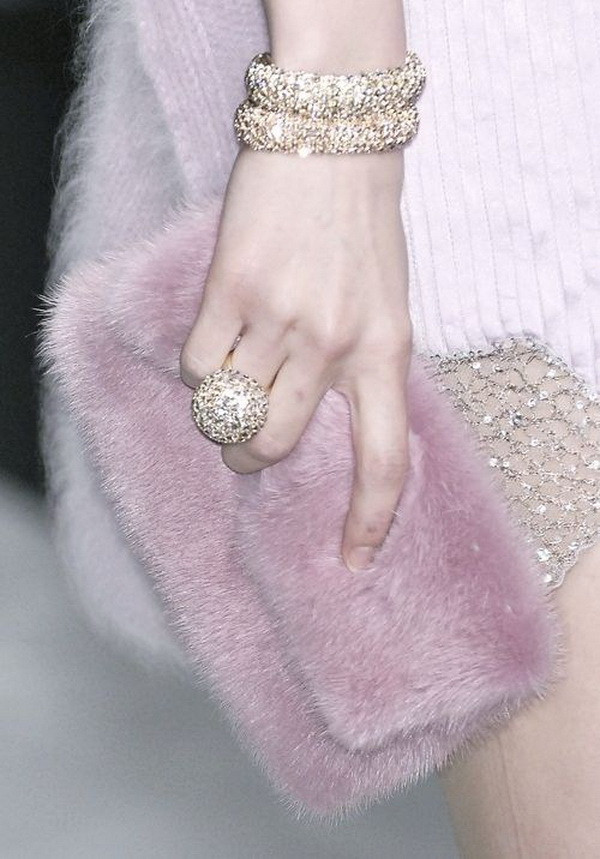 Ví cầm tay lông thú ấm áp và sành điệu cho quý cô mùa lạnh ảnh 1