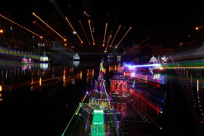 Trình diễn thả đèn nước và ghe Cà Hâu: Ấn tượng khó quên tại Sóc Trăng ảnh 3