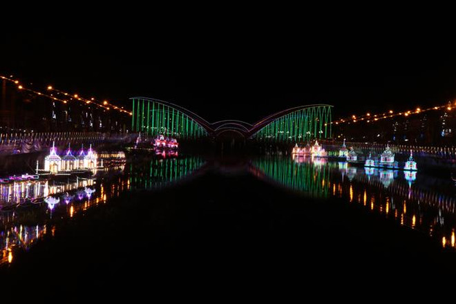 Trình diễn thả đèn nước và ghe Cà Hâu: Ấn tượng khó quên tại Sóc Trăng ảnh 1