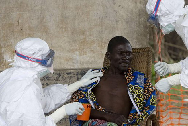 Bác sỹ điều trị cho bệnh nhân Ebola đầu tiên đã bị lây nhiễm ảnh 1