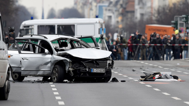 Cận cảnh hiện trường vụ nổ ôtô nghi bị cài bom ở Berlin ảnh 1