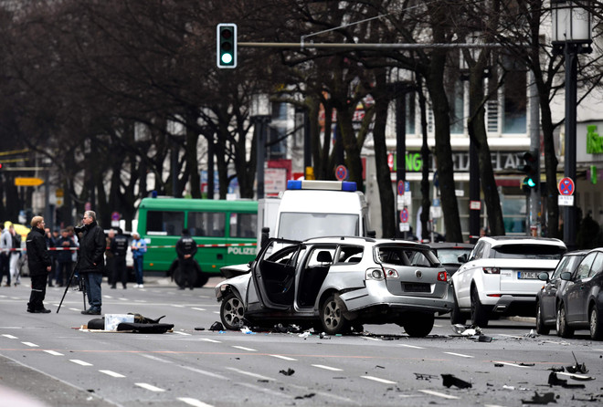Cận cảnh hiện trường vụ nổ ôtô nghi bị cài bom ở Berlin ảnh 3