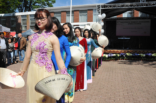 Đoàn sứ quán Việt Nam tham gia Lễ hội mùa Xuân tại Brussels ảnh 1