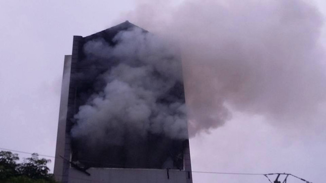 Hà Nội: Vụ cháy thứ ba trong ngày, thiêu rụi căn nhà 6 tầng ảnh 1