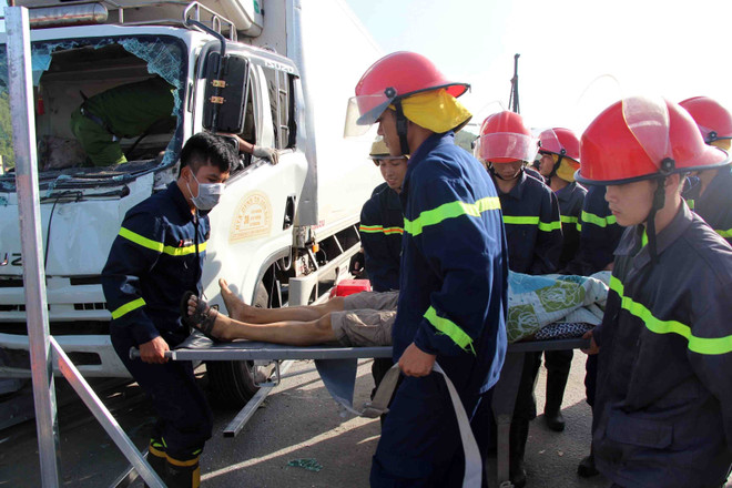 Cứu hộ 2 người bị tai nạn giao thông mắc kẹt trong cabin xe ảnh 1