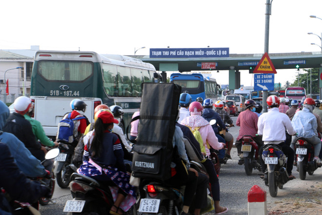 Trạm thu phí cầu Rạch Miễu xả trạm để giải tỏa ùn tắc trên Quốc lộ 60 ảnh 1