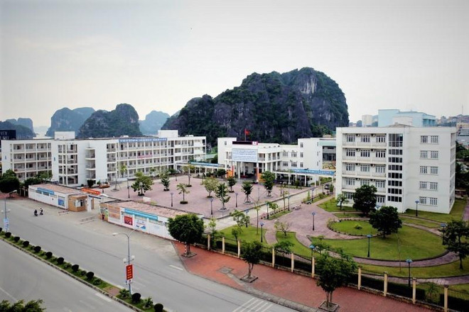 Trường trung học phổ thông Chuyên Hạ Long, nơi xảy ra vụ việc. (Nguồn: TTXVN phát) Quảng Ninh: Nữ sinh bị kẻ lạ mặt tấn công tại khu vệ sinh của trường ảnh 1