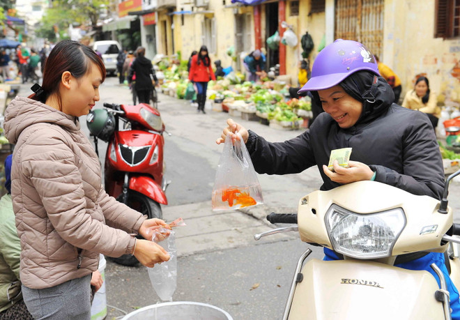 Sôi động thị trường mua sắm lễ cho Tết ông Công, ông Táo ảnh 1