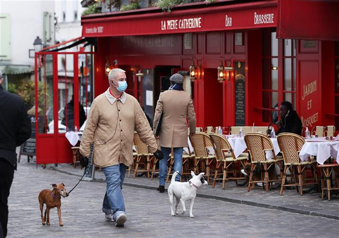 Người dân đeo khẩu trang phòng dịch COVID-19 tại Paris (Pháp), ngày 28/10/2020. (Ảnh: THX/TTXVN) Ấn Độ vượt ngưỡng tiêm 1 tỷ liều vaccine phòng dịch COVID-19 ảnh 2