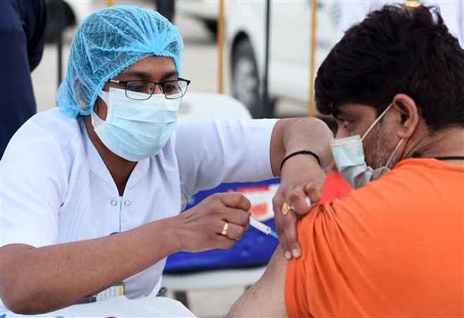 Nhân viên y tế tiêm vaccine ngừa COVID-19 cho người dân tại Kuwait City (Kuwait), ngày 11/10/2021. (Ảnh: THX/TTXVN) Israel họp khẩn về biến thể phụ gây quan ngại của virus SARS-CoV-2 ảnh 2