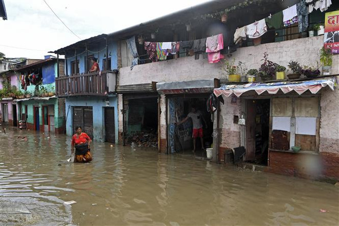 Cảnh ngập lụt tại bang Kathmandu của Nepal ngày 6/9/2021. (Ảnh: AFP/TTXVN) Ít nhất 77 người thiệt mạng vì sạt lở đất và lũ lụt tại Nepal ảnh 1