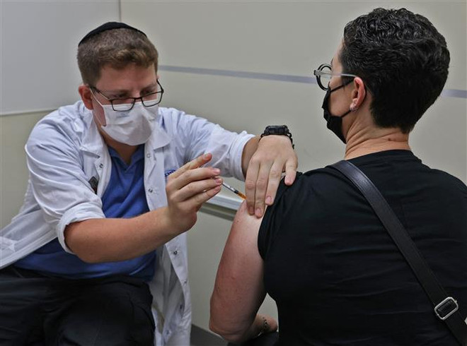 Tiêm vaccine ngừa COVID-19 cho người dân ở Jerusalem (Israel), ngày 20/8/2021. (Ảnh: AFP/TTXVN) Israel họp khẩn về biến thể phụ gây quan ngại của virus SARS-CoV-2 ảnh 1