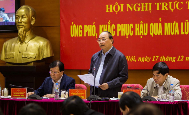 Thủ tướng Chính phủ Nguyễn Xuân Phúc phát biểu tại hội nghị. (Ảnh: Trọng Đạt/TTXVN) Thủ tướng: Tuyệt đối không để người dân các vùng mưa lũ bị đói, rét ảnh 1