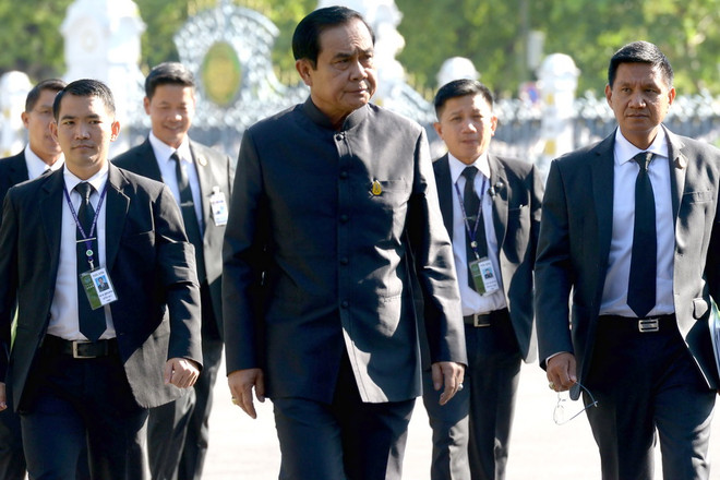 Thủ tướng Prayut Chan-O-cha (giữa) tới tòa nhà Văn phòng Chính phủ ở thủ đô Bangkok. (Nguồn: AFP/TTXVN) Thủ tướng Thái Lan Prayut Chan-o-cha cải tổ nội các lần thứ tư ảnh 1