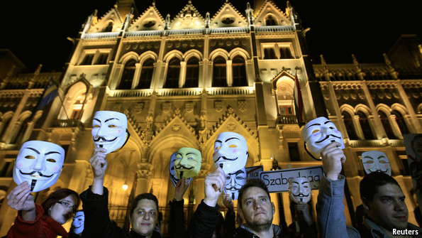 Người dân Hungary tiếp tục biểu tình phản đối chính phủ ảnh 1