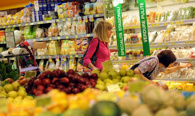 Người dân mua sắm tại một siêu thị của Italy. (Nguồn: Imagoeconomica) Chi tiêu của các gia đình Italy xuống mức thấp nhất kể từ 1999 ảnh 1