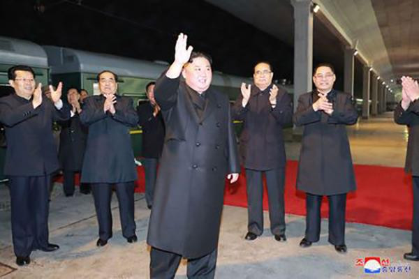 Nhà lãnh đạo Triều Tiên Kim Jong-un khởi hành tới Nga bằng tàu hỏa để tiến hành hội nghị thượng đỉnh đầu tiên với Tổng thống Nga Vladimir Putin. (Nguồn: KCNA) KCNA: Nhà lãnh đạo Triều Tiên Kim Jong-un lên đường thăm Nga ảnh 1
