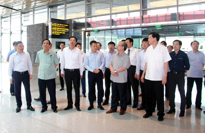 Thường trực Ban Bí thư Trần Quốc Vượng thăm Cảng hàng không quốc tế Vân Đồn. (Ảnh: Văn Đức/TTXVN) Thường trực Ban Bí thư Trần Quốc Vượng làm việc tại tỉnh Quảng Ninh ảnh 2