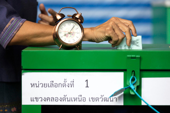 Cử tri Thái Lan bỏ phiếu trong cuộc tổng tuyển cử. (Nguồn: AP) Kết quả bầu cử Thái Lan sẽ không thay đổi sau khi bỏ phiếu lại ảnh 1