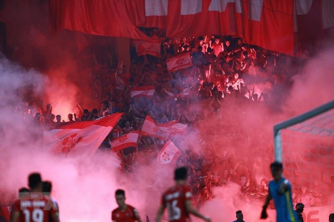 Để cổ động viên đột pháo sáng mù mịt, sân Hàng Đẫy bị phạt "treo sân" ảnh 1
